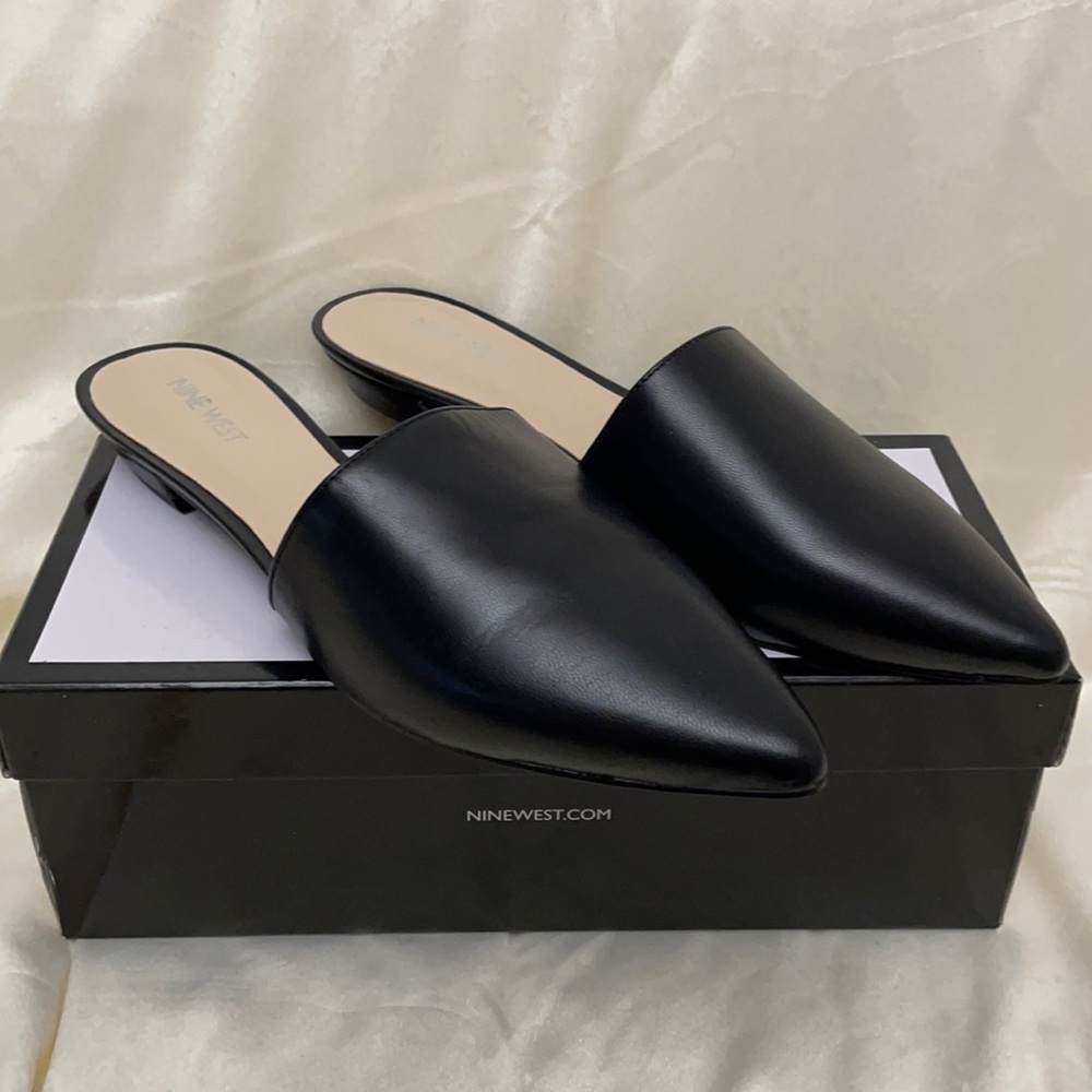 Nine West new never worn black leather slide on